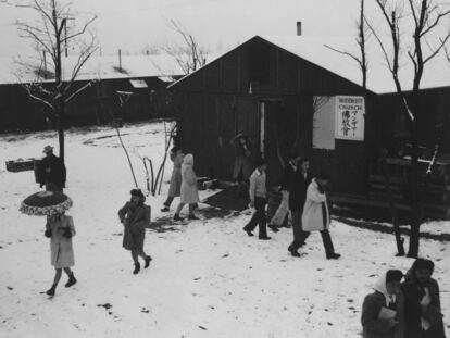 Imagen del fotógrafo estadounidense Ansel Adams (1902 1984) tomada en torno a 1943 en el Manzanar, en el valle de Owens, California, el más famoso de los campos de concentración en los que Estados Unidos confinó a 120.000 ciudadanos de origen japonés durante la Segunda Guerra Mundial.