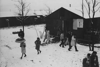 Imagen del fotógrafo estadounidense Ansel Adams (1902 1984) tomada en torno a 1943 en el Manzanar, en el valle de Owens, California, el más famoso de los campos de concentración en los que Estados Unidos confinó a 120.000 ciudadanos de origen japonés durante la Segunda Guerra Mundial.