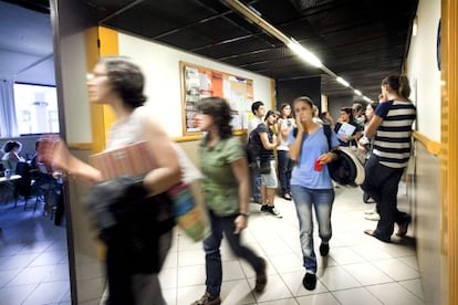 Estudiantes de la UB en un pasillo del campus Mundet.