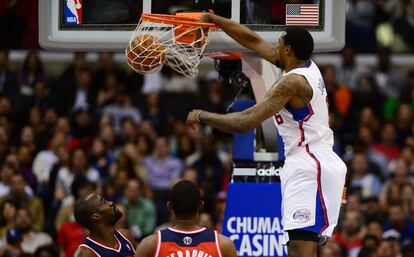 DeAndre Jordan machaca ante Emeka Okafor.