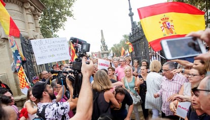 Un càmera de televisió és increpat en una concentració convocada per Ciutadans.