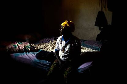 Mama Kollie, de 65 años, sentada en su casa en Mawah. Su pueblo, que suma alrededor de 350.000 habitantes y resultó ser uno de los más afectados por el brote de ébola, se encuentra en el condado de Bong.