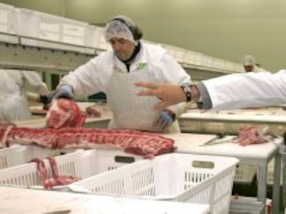 Un trabajado manipula carne en una planta de Campofr&iacute;o en Burgos. 