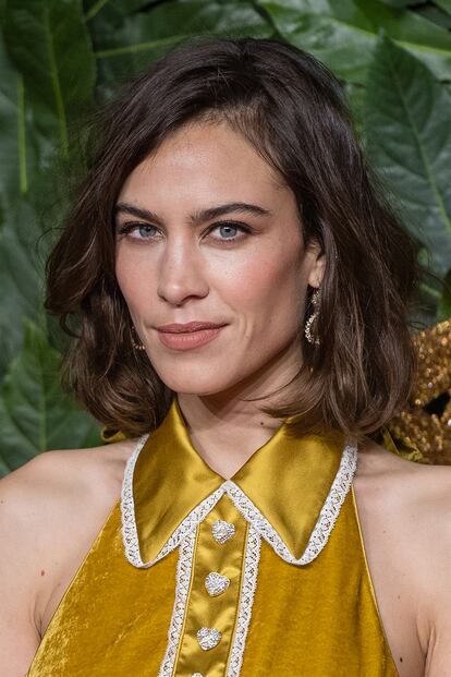 Para long bobs despeinados siempre da rédito acudir a Alexa Chung, que ha hecho de su melenita despeinada sello personal.