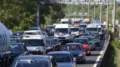 Atascos por las protestas ganaderas en la autovía que lleva a Lyon.