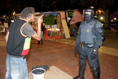 Un acampado se encara con un <b><i>mosso</b></i>, anoche en la plaza de Catalunya.