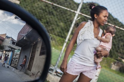 Una joven con su hijo pequeño espera la salida de su primogénito de uno de los entrenamientos. “Venezuela atraviesa una grave crisis económica que hace cuesta arriba que cualquier iniciativa en sectores populares pueda mantenerse, pero gracias al apoyo de la comunidad, los padres y la empresa privada se ha podido llevar a cabo este proyecto que busca disminuir los casos de violencia y de embarazo juvenil en la comunidad de Petare”, asegura Román Camacho, periodista venezolano.