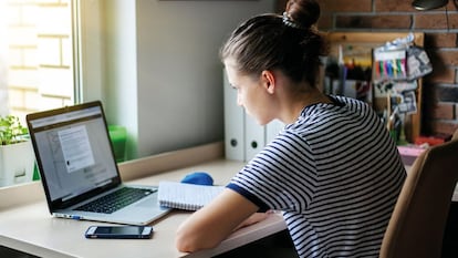 Una estudiante utiliza su ordenador portátil.