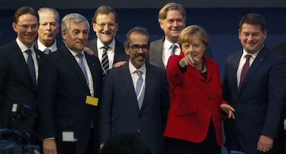 La canciller alemana, Angela Merkel (2d), el presidente del Gobierno, Mariano Rajoy (4i), el vicepresidente del Partido Popular Europeo, Paulo Rangel (c), y el secretario general del PPE, Antonio López-Istúriz (3d, atrás), entre otros, posan para la foto de familia del Congreso del Partido Popular Europeo (PPE).