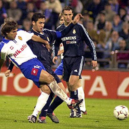 El jugador del Zaragoza, Leonardo Ponzio (izq.), pugna por un balón con el jugador del Madrid, Raúl.