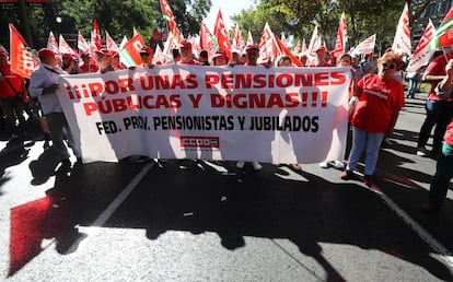 Para elevar esos ingresos, los sindicatos han planteado diversas vías: subir los salarios más bajos, elevar las dotaciones presupuestarias, recurrir a los impuestos, quitar los topes máximos de cotización o aliviar a la Seguridad Social de determinadas partidas.