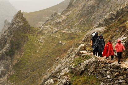 Un grupo de viajeros atraviesa la ruta del Cares, por Poncebos, en los Picos de Europa.