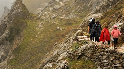 Un grupo de viajeros atraviesa la ruta del Cares, por Poncebos, en los Picos de Europa.