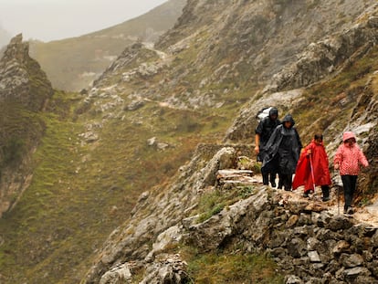 Un grupo de viajeros atraviesa la ruta del Cares, por Poncebos, en los Picos de Europa.