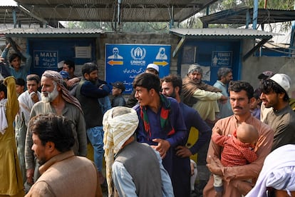 Migrantes afganos esperan cerca del Centro de Repatriación Voluntaria Azakhel, del Alto Comisionado de la ONU para los Refugiados (ACNUR), en Nowshera, este lunes. 