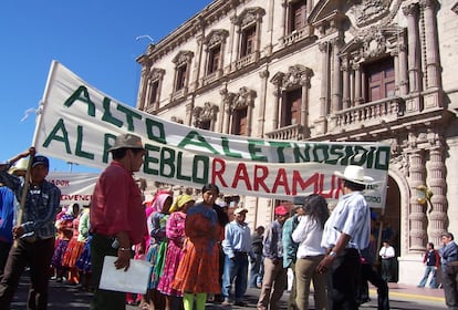 Manifestación de las comunidades rarámuris pertenecientes al Municipio de Guadalupe y Calvo frente a la sede del Gobierno Estatal de Chihuahua, en los últimos seis años se han producido 667 muertes en este municipio.