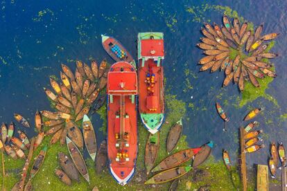 Vista aérea de uno de los bancos del río Buriganga, uno de los más contaminados del mundo, en Daca, la capital de Bangladesh (India). Las barcas sirven de puente para el transporte de personas y mercancías entre las dos orillas del río.