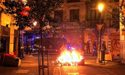 Contenedor quemado en una calle de Madrid durante la protesta contra los recortes aprobados por el Gobierno.