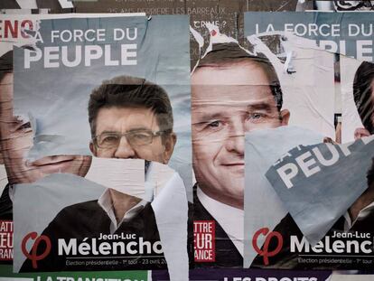 Carteles desgastados de los candidatos de izquierda en Francia.