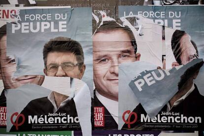 Carteles desgastados de los candidatos de izquierda en Francia.
