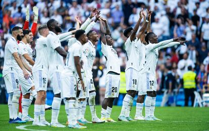 Los jugadores del Real Madrid celebran la victoria frente al Barça (3-1) con la afición, este domingo en el Santiago Bernabéu. 