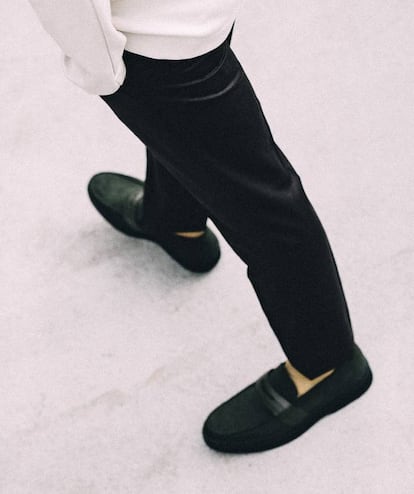 El mocasín es el calzado masculino más genuinamente mediterráneo. Estos, en ante verde, son Tod’s y, por lo tanto, irremediablemente italianos. Pantalón Calvin Klein Menswear y calcetines Happy Socks.