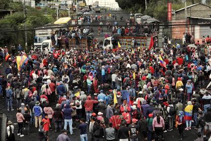 Un grupo de manifestantes indígenas se reúne en Cutuglagua, en Quito, el 20 de junio de 2022, antes de marchar hacia el parque El Arbolito.