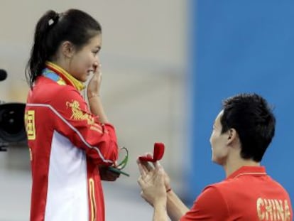 O atleta de saltos ornamentais Qin Kai surpreendeu a namorada quando celebrava o segundo lugar na prova de saltos de trampolim