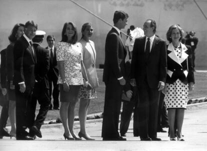 En la imagen, el entonces presidente del Gobierno, Felipe González, su esposa Carmen Romero, las infantas Elena y Cristina, el príncipe Felipe, el rey Juan Carlos y la reina Sofía, en la inauguración de la Exposición Universal de Sevilla.