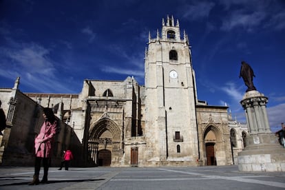 Vista exterior de la catedral de San Antolín, en Palencia, donde se guardaba el primer mapa del Caribe.