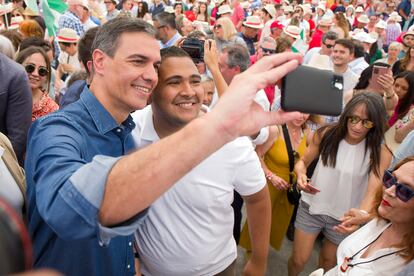 El presidente del Gobierno y secretario general del PSOE, Pedro Sánchez, se saca una foto con el secretario de juventudes de los socialistas, Alejandro Moyano, en un acto de campaña el sábado en Málaga.