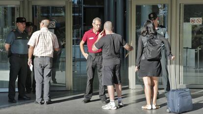 La Guardia Civil impide el paso a la Ciudad de la Justicia de Valencia, cerrada tras sufrir un incendio.