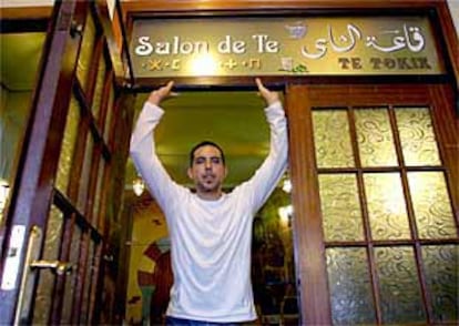 Mustafá Elmarrouti, en la puerta del bar en el que trabaja en Bilbao.