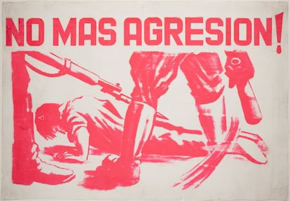 El rojo de esta pieza, una serigrafía sobre papel, destaca entre la selección de carteles donados por Arnulfo Aquino. 