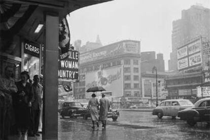 Un grupo de personas se protege de la lluvia en Nueva York en septiembre de 1952.
