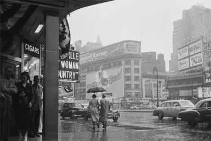 Un grupo de personas se protege de la lluvia en Nueva York en septiembre de 1952.