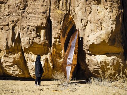 Además de Hegra, Arabia Saudí cuenta con más enclaves protegidos por la lista de patrimonio mundial de la Unesco, entre ellos el distrito de At Turaif, en ad Dir’iyá, el centro histórico de Yeda, o el arte rupestre de la región de Hail, donde existen representaciones de humanos y animales que abarcan más de 10.000 años.<br></br> En la imagen, ‘Measuring the Physicality of Void’ (midiendo la cualidad física del vacío), de Shaikha Al Mazrou. Se trata de una especie de almohadas realizadas en acero inoxidable que rellenan los huecos de las paredes rocosas.