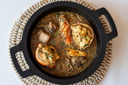 La langosta con fideos es ejemplo de una cocina basada en la tradición. 