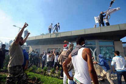 Manifestantes tunecinos intentan entrarn en la embajada estadounidense en Túnez.