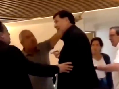 El abogado Carlos Velázquez de León (segundo desde la izquierda) y Gerardo Fernández Noroña (centro) durante su altercado en el Aeropuerto Internacional de Ciudad de México, en septiembre de 2024.