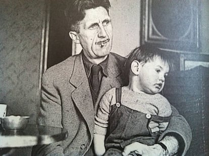 George Orwell y su hijo Richard, en 1946.