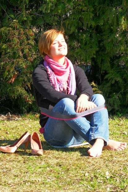 Chairless, banda textil que permite estar sentado en el suelo con las manos libres.