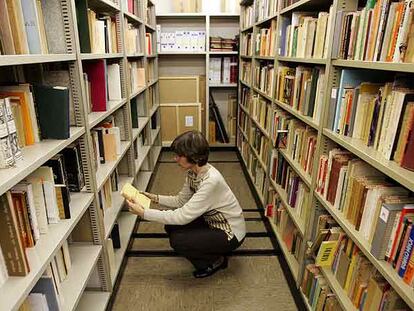 Celia Martínez, bibliotecaria de la Fundación Juan March de Madrid, entre las estanterías de la biblioteca personal de Julio Cortázar.