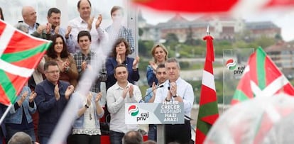 Iñigo Urkullu, a la izquierda, junto a los miembros de las candidaturas del PNV que han participado este domingo en el acto electoral en San Sebastián.