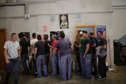 Los trabajadores de la almadraba de 'Petaca chico' pican a la entrada en el puerto de Barbate.