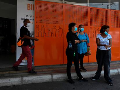 Un grupo de personas espera frente a un hospital en Medellín, Colombia.