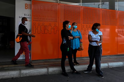 Un grupo de personas espera frente a un hospital en Medellín, Colombia.