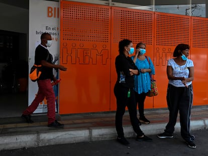 Un grupo de personas espera frente a un hospital en Medellín, Colombia.