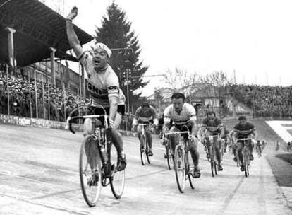 Miguel Poblet se impone al <i>sprint</i> en la clásica Milán-Turín de 1957, año en que también ganó la Milán-San Remo.