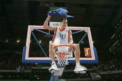 Prigioni, elegido mejor jugador de la final, celebra el título subido a la canasta.